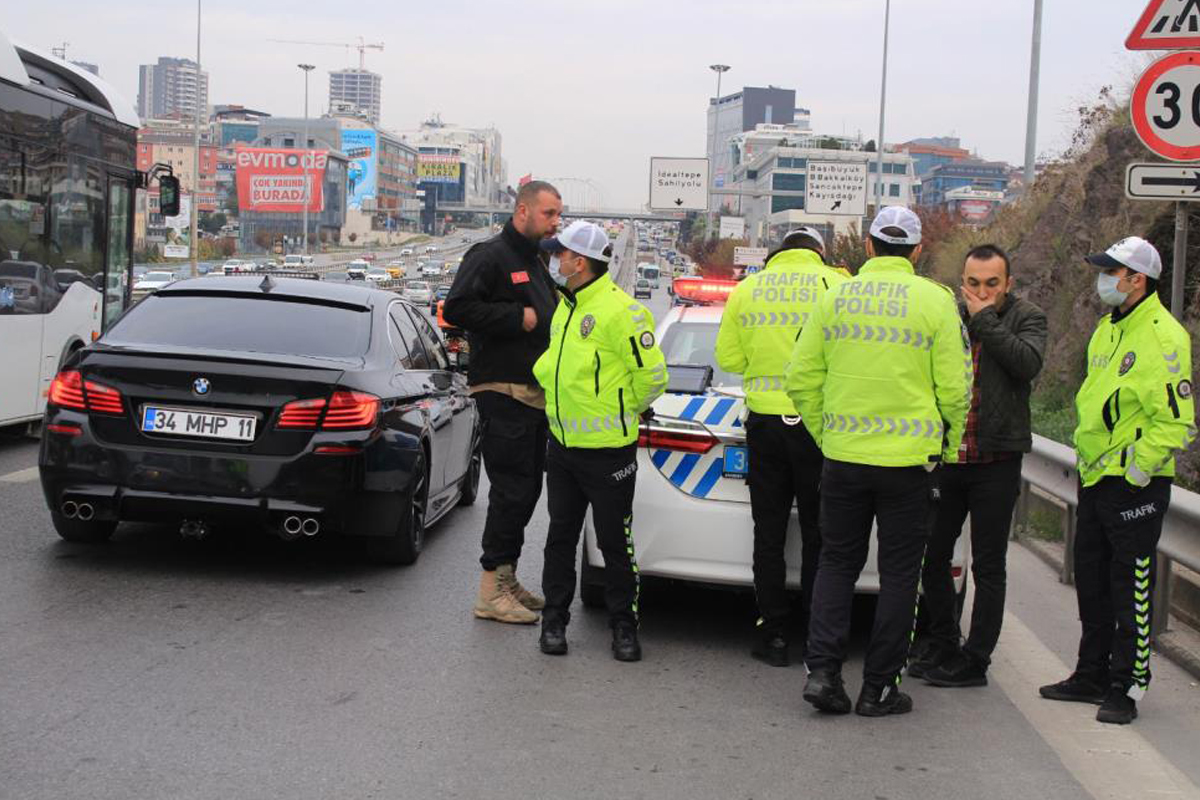 Emniyet şeridi ihlali yapan sürücü tepkisiyle şaşırttı