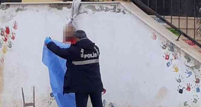Okul bahçesinde kan donduran olay: Vatandaşlar asılı halde buldu