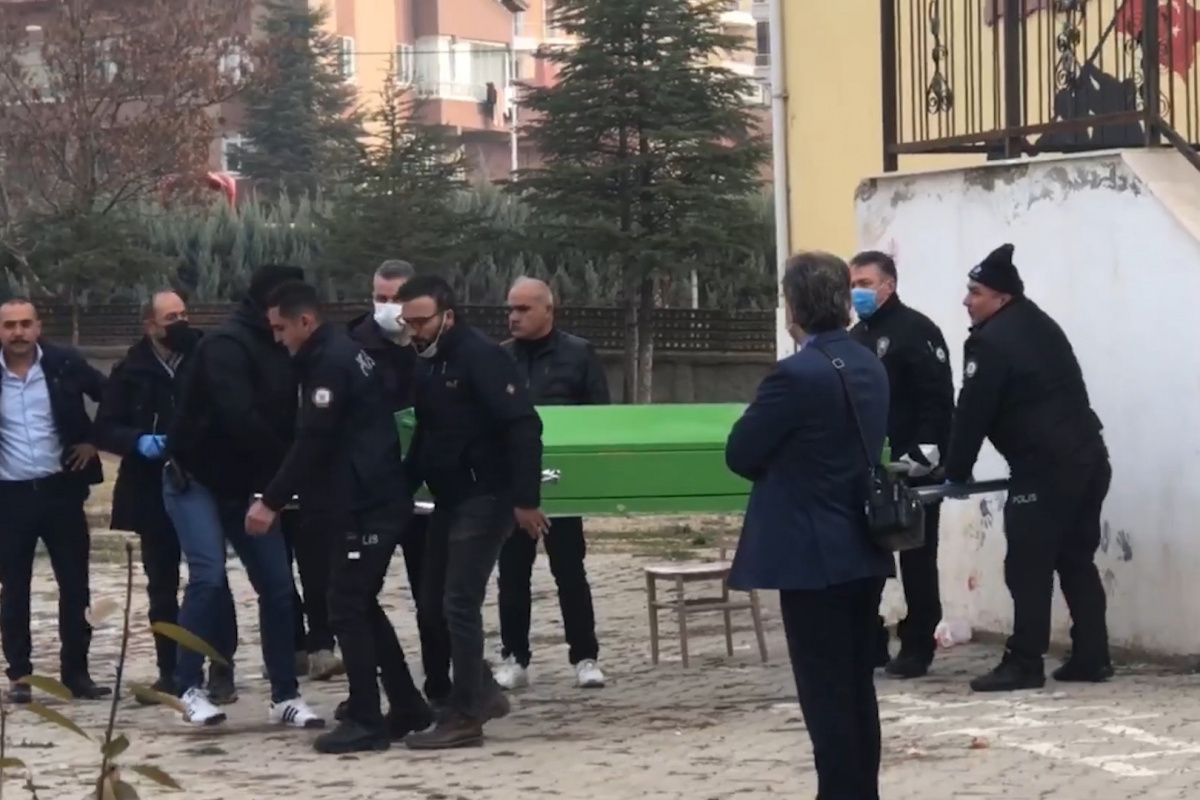 Okul bahçesinde kan donduran olay: Vatandaşlar asılı halde buldu