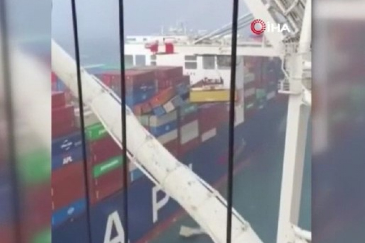 Şiddetli rüzgar nedeniyle yük gemisindeki konteynerler denize düştü