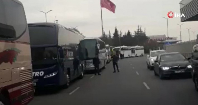 Bulgaristanın Türk yolcuları 15 vakit sınırda beklettiği tez edildi