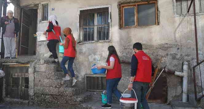 Yalnızı yaşayan yaşlı vatandaşın evi yenilendi