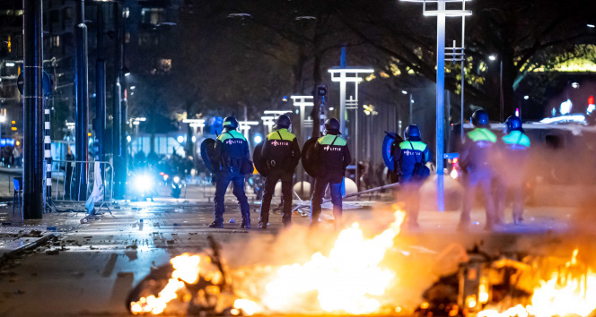 Hollandada Covid-19 protestosu çatışmaya dönüştü: 7 yaralı, 20 gözaltı