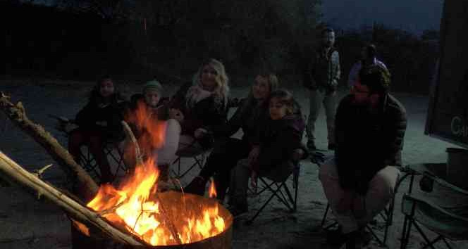 Kapadokya’nın soğuğunda halay çekerek ısındılar