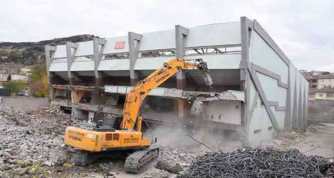 Depreme dayanıksız kapalı spor salonunda yıkım işlemi başlatıldı