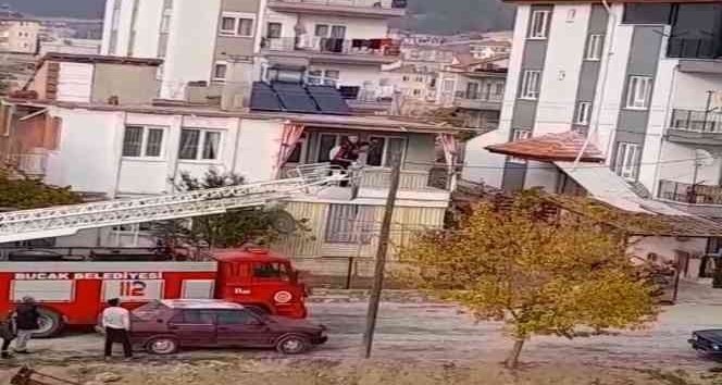 İtfaiye eri kediyi kurtarıp kendi düştü