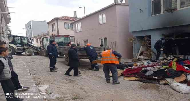 Erdek’te yanan ev ekiplerce temizlendi