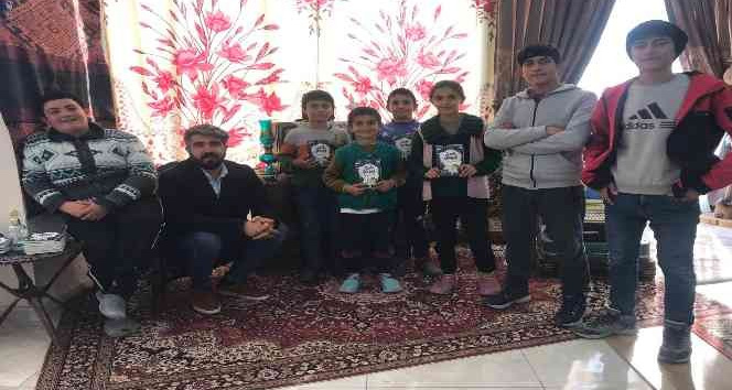 Fotoğraf sanatçısı, hem köy çocuklarına hem mahalle çocuklarına ücretsiz hizmet veriyor