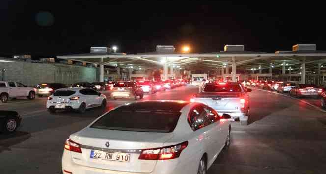 Edirne’ye alışverişe gelen Bulgarlar geri dönüşte Kapıkule’de yoğunluk oluşturdu