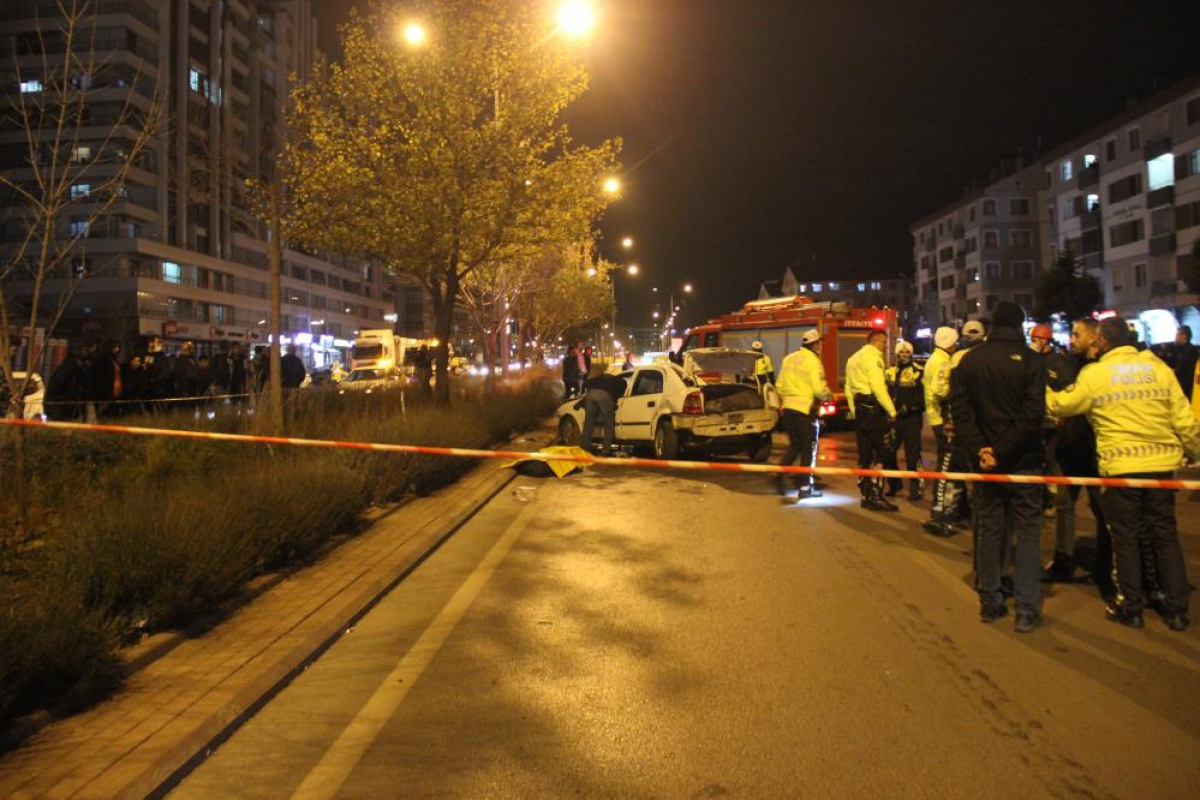 Yarış yaptığı iddia edilen otomobil ağaca çarptı: 2 ölü, 1 yaralı