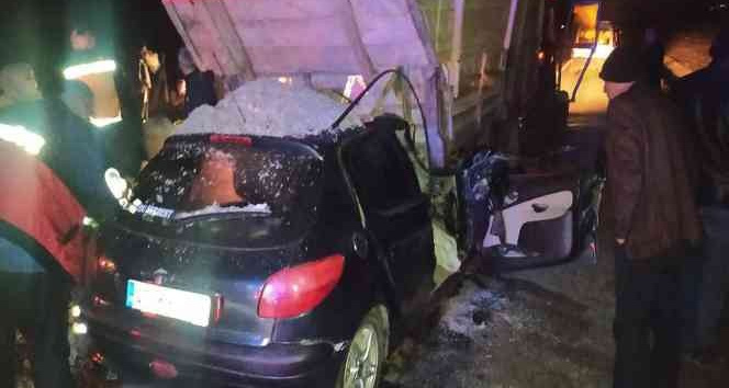 Otomobil traktöre çarptı: 1 ölü, 1 yaralı