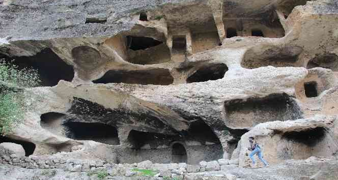 Doğaseverler Gabar Dağı’ndaki 7 katlı apartman mağaraya hayran kaldı