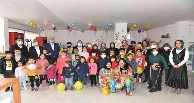 Vali Işık ve eşi engelli ve kanser hastası çocuklarla bir araya geldi