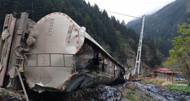 Zift yüklü tanker kaza yaptı: 2 yaralı