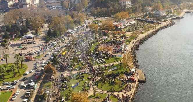 Binlerce vatandaş aynı mangalda hamsi pişirdi