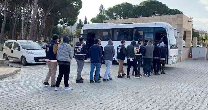 Uyuşturucu operasyonunda gözaltına alınan 18 zehir taciri tutuklandı