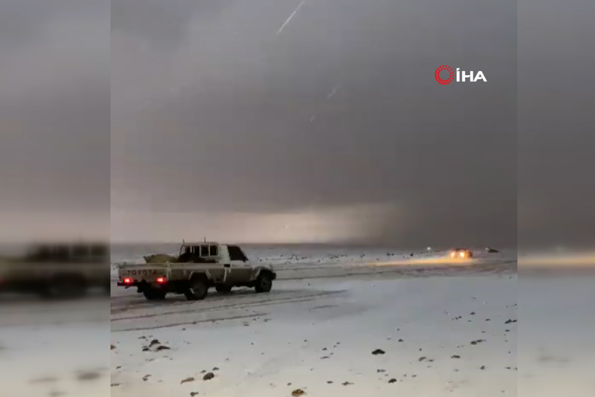 Suudi Arabistan’a kar yağdı