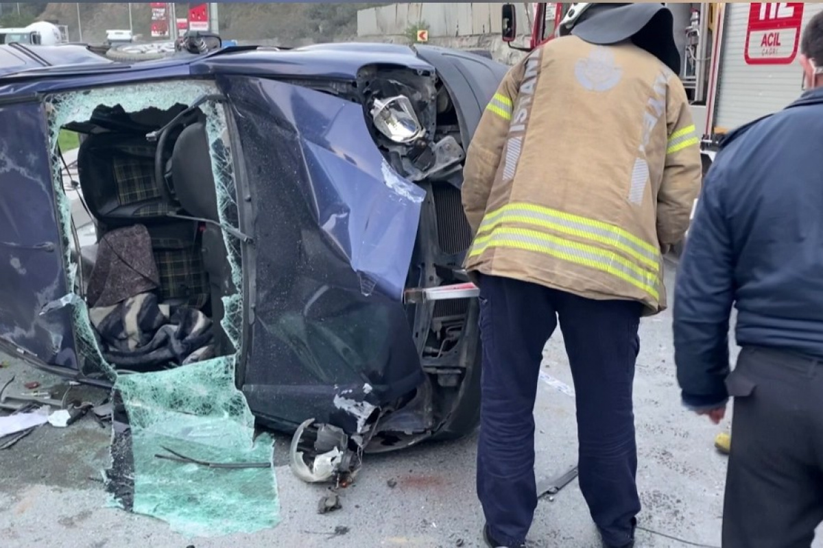 Sarıyer'de ticari araç ile kargo aracı çarpıştı, baba oğul yaralandı