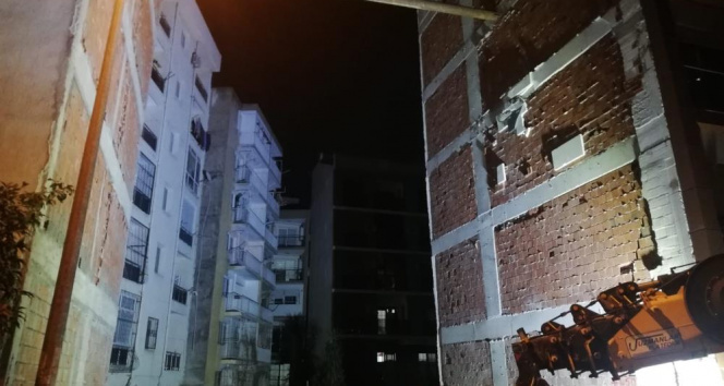 Bir inşaatın esas kazısı sırasında yan binada kayma oluştu! 5 apartman boşaltıldı