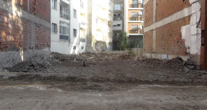 5 binayı boşalttıran kazı: Çatıya çıktıklarında fayansların ayrıldığını gördüler