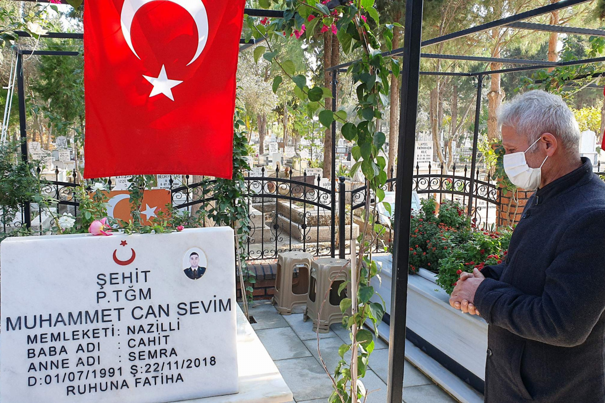 Şehit oğlunun mezarı başında konuşan babadan İYİ Partili Türkkan'a sitem