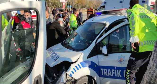 Afyonkarahisar’da öğrenci servisi ile trafik polis otosu çarpıştı