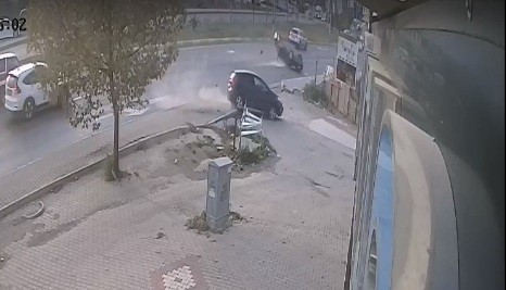 Edremit’te otomobilin takla atarak ters döndüğü kaza kameraya yansıdı