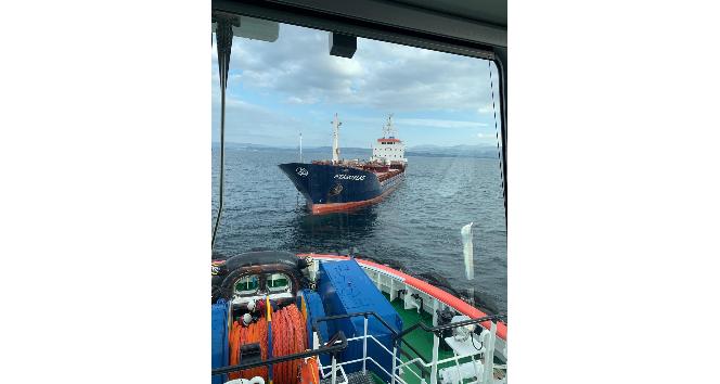 Çanakkale Boğazı’nda arızalanan gemi limana çekildi