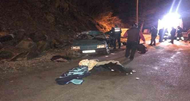 Buzlu yolda trafik kazası: 5 yaralı