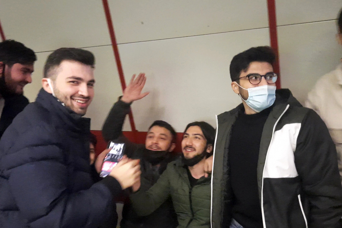 Azerbaycanlı gençler metroda Azerbaycan şarkıları söyleyerek eğlendi