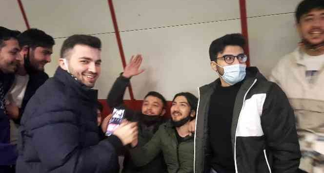 Azerbaycanlı gençler metroda Azerbaycan şarkıları söyleyerek eğlendi