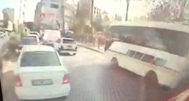 Halk otobüsünün freni patladı, kırmızı ışıkta bekleyen 6 araç zincirleme kazaya karıştı