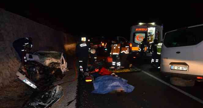 Antalya’da otomobil ve minibüs kafa kafaya çarpıştı; 1 ölü, 2 yaralı