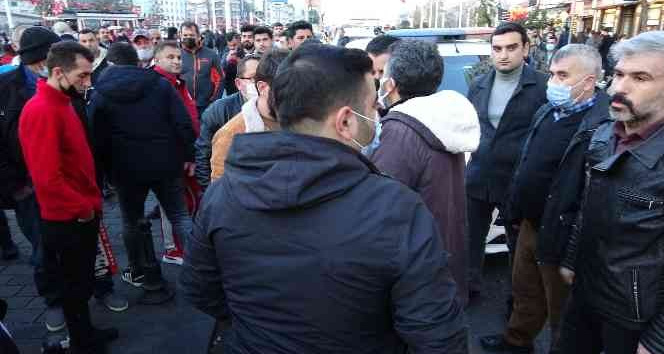(ÖZEL) Beyoğlu’nda çorap satan seyyar satıcının ağabeyi zabıta amirine saldırdı