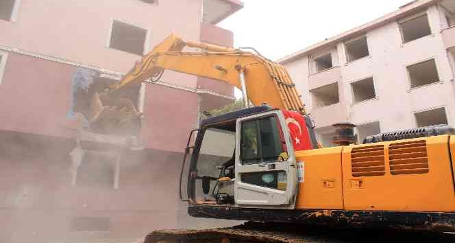 Tuzla’da deprem riski taşıyan 63 daireli site yıkıldı