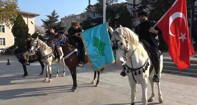 Atları ile trafiğe çıktılar, görenler şaştı kaldı
