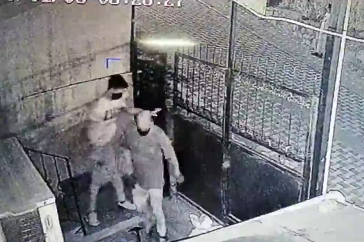 Duvarı delerek hırsızlık yapan soyguncular kamerada