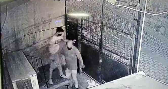 Duvarı delerek hırsızlık yapan soyguncular kamerada