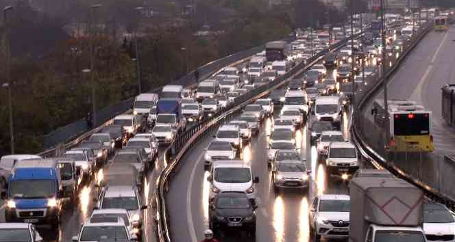 Yağışlı hava nedeniyle trafik yoğunluğu yüzde 76 oldu