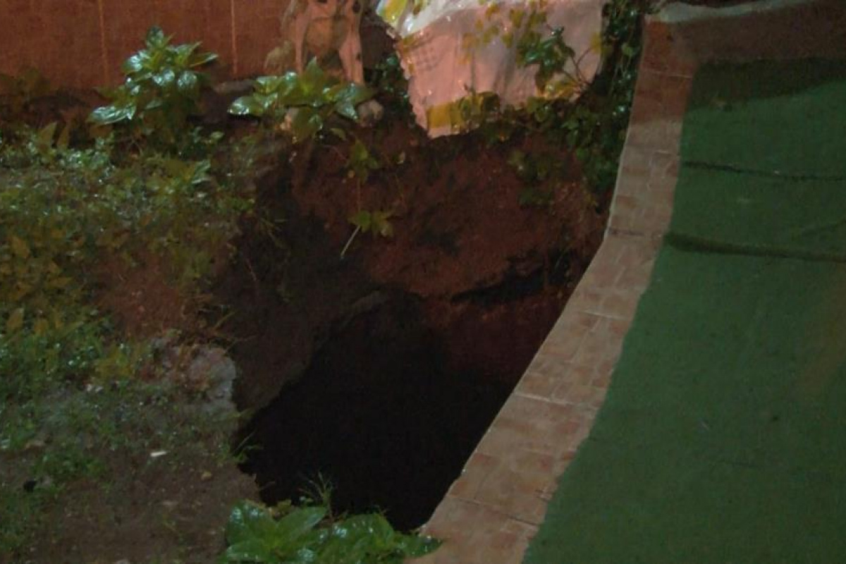 Büyükçekmece’de 3 katlı binanın bahçesindeki toprak zemin çöktü