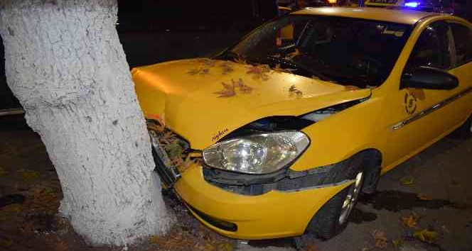 Malatya’da minibüsün çarptığı ticari araç hurdaya döndü: 1 yaralı