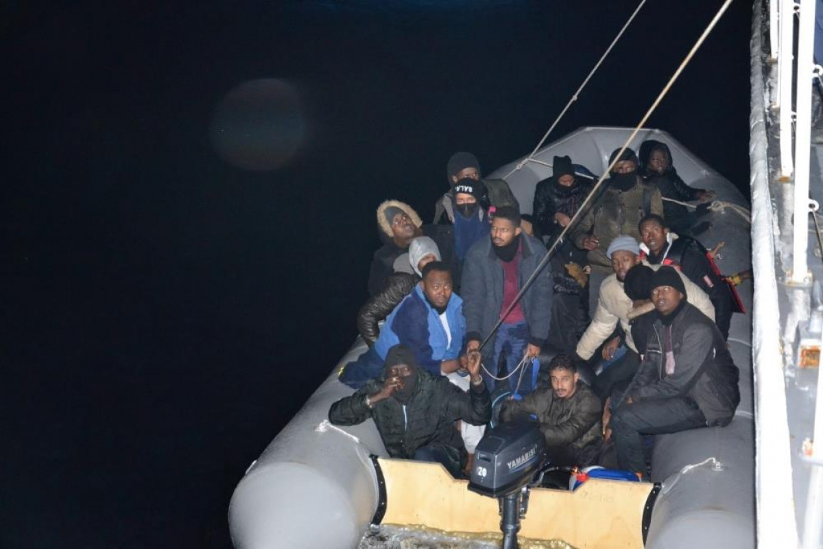 İzmir'de Türk kara sularına geri itilen 274 düzensiz göçmen kurtarıldı