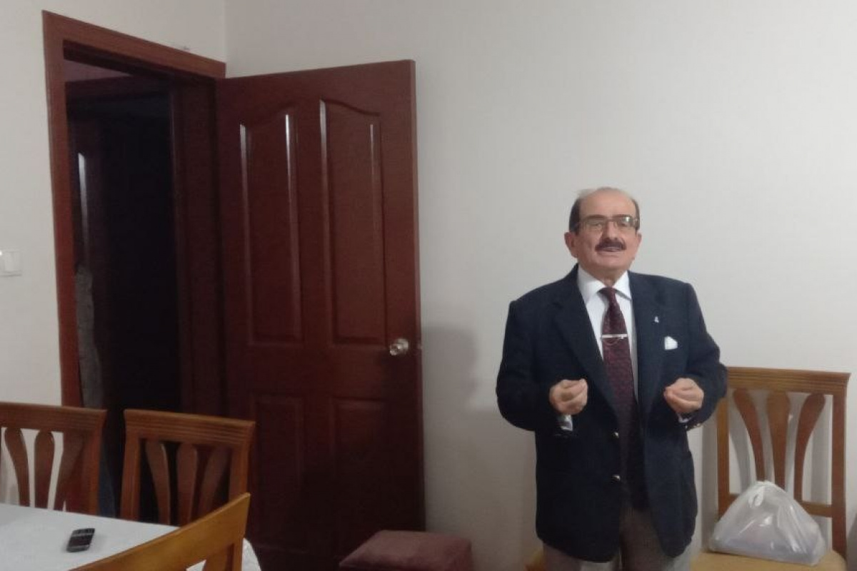 Artvin'de emekli öğretmen Rifat Koçak 56 yıldır takım elbisesini ve kravatını çıkartmıyor