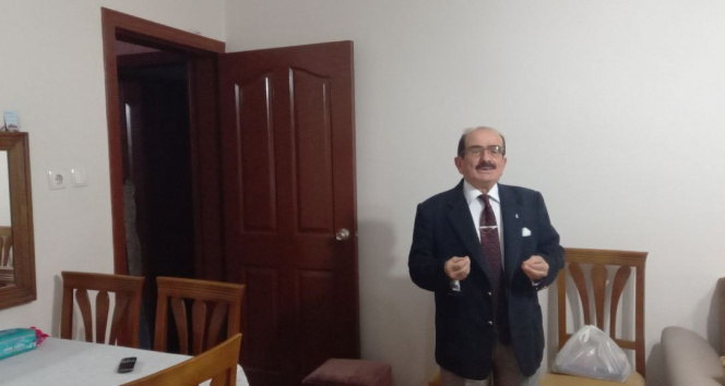 Artvinde emekli öğretmen Rifat Koçak 56 yıldır takım elbisesini ve kravatını çıkartmıyor