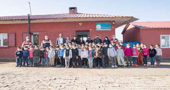 Diyarbakır’da jandarma, öğretmenler gününü kutladı