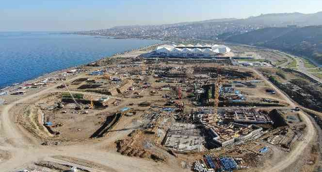 Deniz dolgusuna inşa edilecek Trabzon Şehir Hastanesi için fore kazık çalışmaları sürüyor