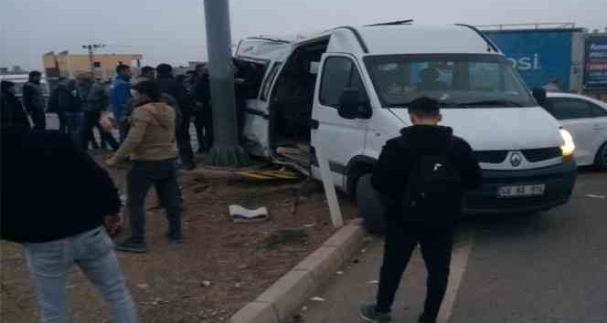Gaziantep’te öğrenci minibüsü ile otomobil çarpıştı: 19 yaralı
