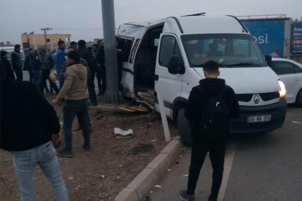 Gaziantep&#039;te öğrenci minibüsü ile otomobil çarpıştı: 19 yaralı