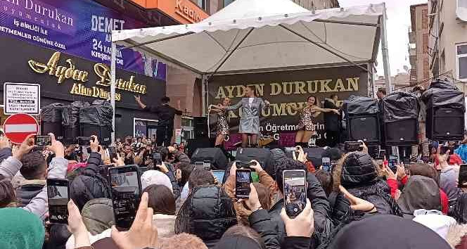 Demet Akalın’a Kırşehir’de yoğun ilgi