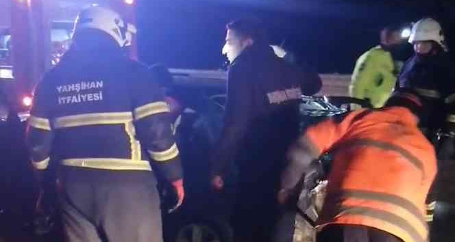 Metrelerce savruldu, seyir halindeki otomobile çarptı: 2 yaralı